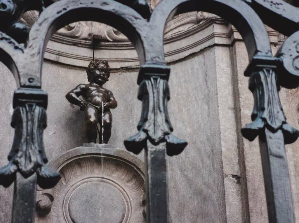 Manneken Pis desperate to pee Brussels xl